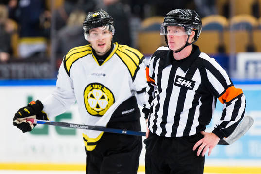 Brynäs Pathrik Westerholm i diskussion med domaren Pehr
