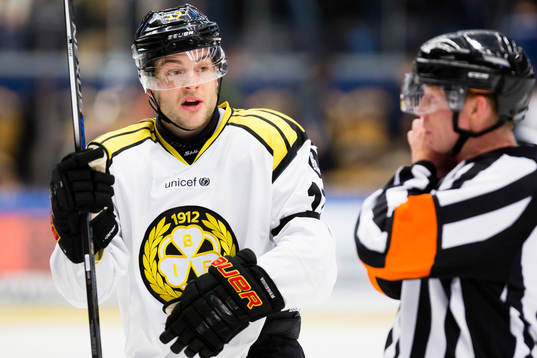 Brynäs Pathrik Westerholm i diskussion med domaren Pehr