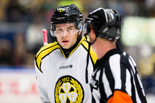 Brynäs Pathrik Westerholm i diskussion med domaren Pehr