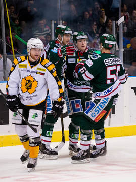 Frölundas Carl Grundström jublar och omfamnas av Johan