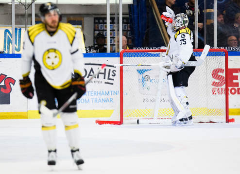 Brynäs Marc Zanetti och målvakt David Rautio deppar