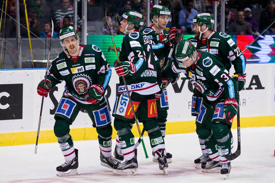 Frölundas Carl Grundström jublar och omfamnas