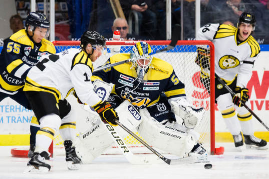 s Andreas Borgman och målvakt Fredrik Pettersson-Wentzel