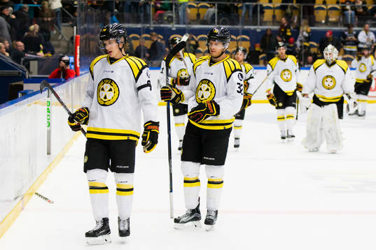 Brynäs Oskar Lindblom och Nick Johnson lämnar isen