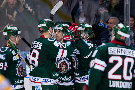 Frölundas Casey Wellman jublar och omfamnas