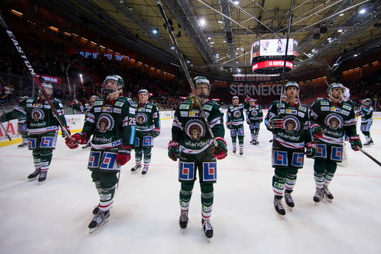 Frölundas Rasmus Dahlin t.v. och Filip Westerlund tackar