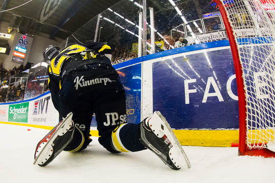 s Lias Andersson på knä
