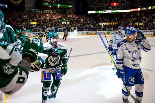 Färjestads Milan Gulas jublar