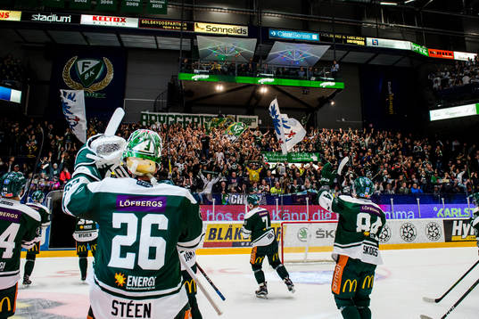 Färjestads målvakt Stefan Steen tackar publiken