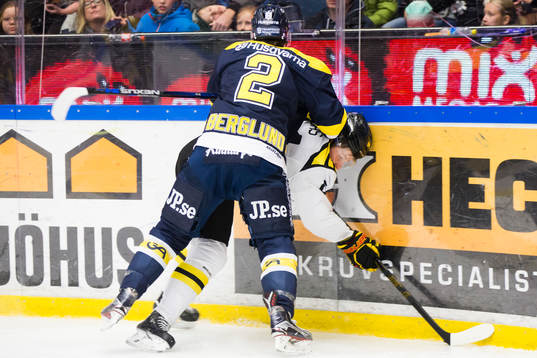 s Kristofer Berglund  tacklar Brynäs Jonathan Pudas