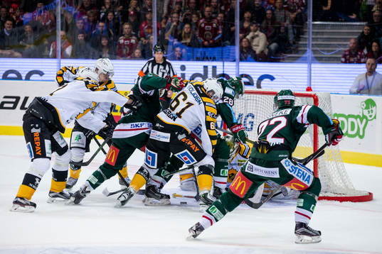 Frölundas Johan Sundström och Joel Lundqvist framför