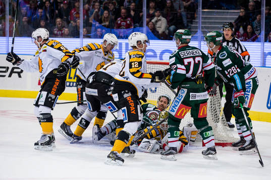 Frölundas Joel Lundqvist liggande i Skellefteås mål