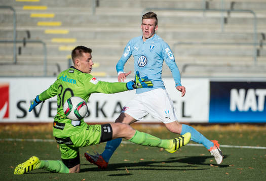 Malmös Teddy Bergqvist mot Elfsborgs målvakt David Olsson