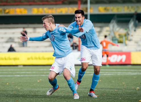 Malmös Teddy Bergqvist och Isak Redzic jublar