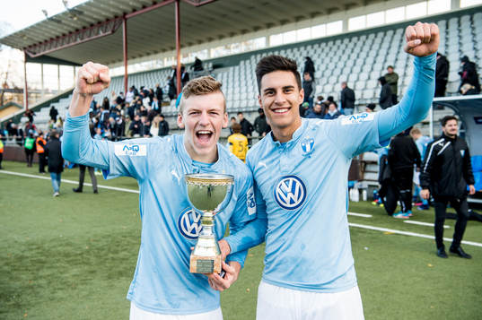 Malmös Teddy Bergqvist och Isak Redzic jublar med pokalen