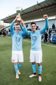 Malmös Teddy Bergqvist och Isak Redzic jublar med pokalen