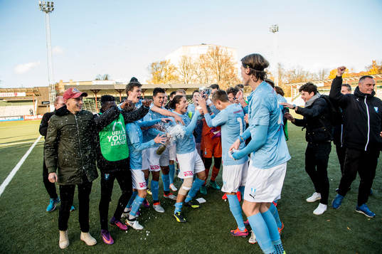 Malmös lagkapten Hugo Andersson jublar med pokalen och
