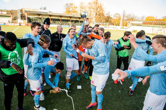 Malmös lagkapten Hugo Andersson jublar med pokalen och