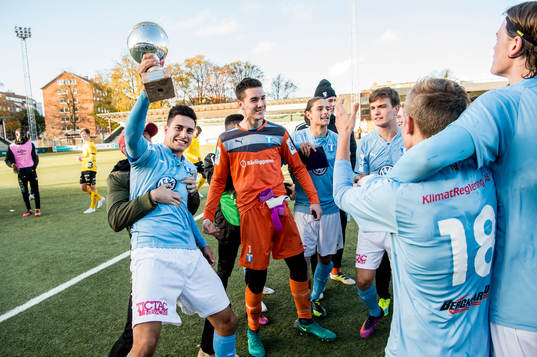 Malmös Isak Redzic jublar med lagkamraterna