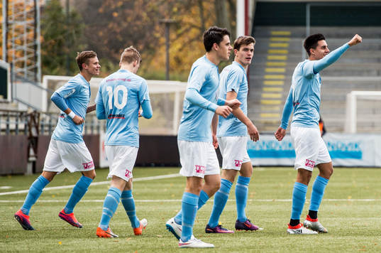 Malmös Isak Redzic längst till höger jublar med