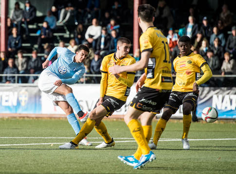 Malmös Isak Redzic skjuter in 3-0