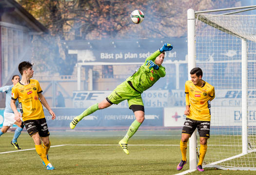 Elfsborgs målvakt David Olsson boxar ut bollen