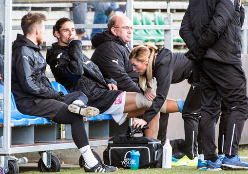 Malmös Hugo Andersson får sitt knä lindat