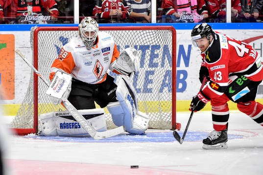 Karlskronas målvakt Johannes Jönsson och Malmö Redhawks