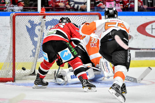 Malmö Redhawks Nichlas Hardt gör 1-0 bakom Karlskronas