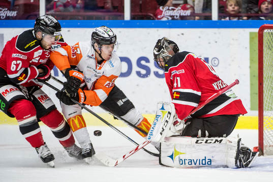 Karlskronas Joel Kellman mot Malmö Redhawks målvakt