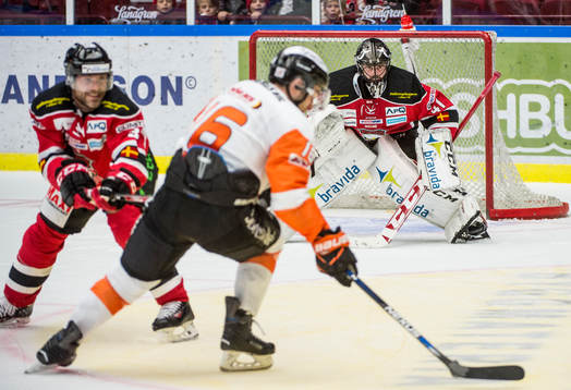 Karlskronas John Henrion mot Malmö Redhawks målvakt