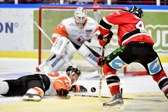 Malmö Redhawks Rhett Rakhshani och Karlskronas Niklas
