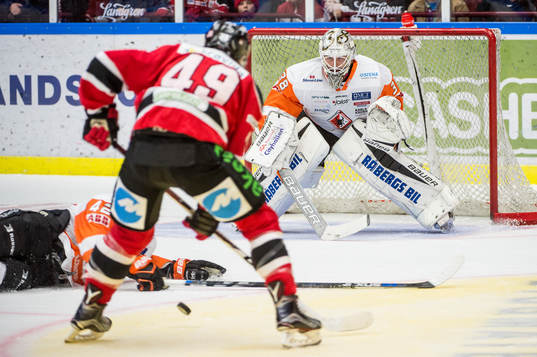 Malmö Redhawks Rhett Rakhshani mot Karlskronas målvakt