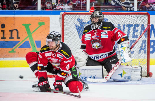 Malmö Redhawks Noah Welch täcker skott framför målvakt