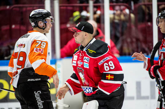 Malmö Redhawks målvakt Oscar Alsenfelt deppar när han