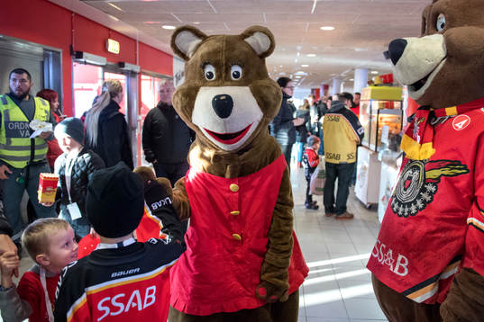 Luleås maskot går runt bland publiken innan