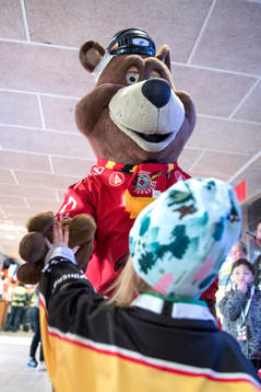 Luleås maskot gör high five med en ung supporter innan
