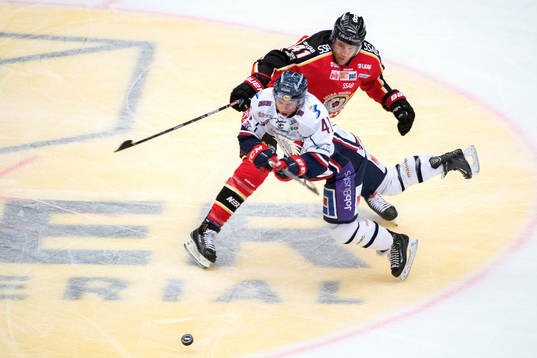 Luleås Ilari Melart tacklar Linköpings Broc Little