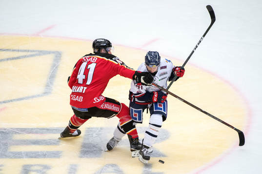 Luleås Ilari Melart tacklar Linköpings Broc Little