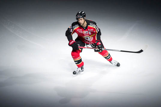 Luleås Johan Harju innan ishockeymatchen i SHL mellan