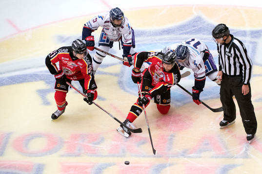 Luleås Johan Harju och Linköpings Garret Roe tekar