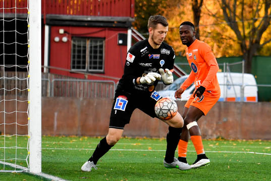 Åtvidabergs målvakt Gustav Jansson och Athletics Mohamed
