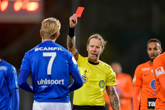 Åtvidabergs Adrian Petersson får rött kort av domare