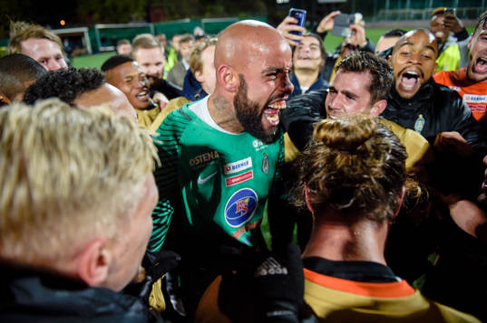 Athletics målvakt Joshua Wicks jublar