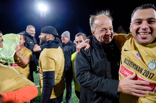 Athletics ordförande Alex Ryssholm jublar