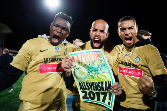 Athletics målvakt Joshua Wicks (m) jublar