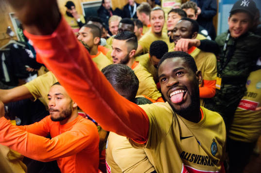 Athletics Abdoul Razak tar en selfie då laget är klara
