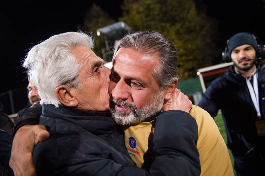 Athletics tränare Özcan Melkemichel jublar