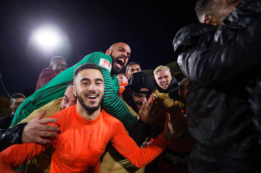 Athletics spelare med målvakt Joshua Wicks högst upp