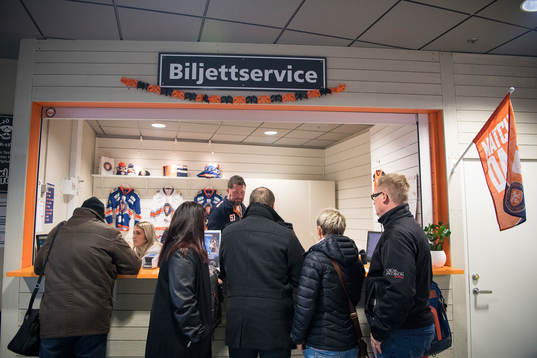 Biljettservice före ishockeymatchen i SHL mellan Växjö